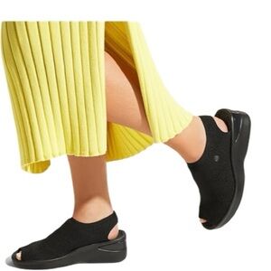 Bzees Black Open Toe Wedge Slide Secret Sandals 7.5
